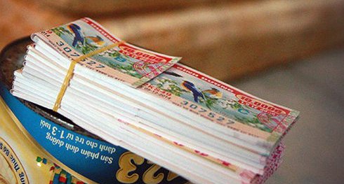 Hình ảnh người đàn ông với khuôn mặt đen nhẻm trên dòng xe ba gác đã quá thân thuộc trên những con đường ngõ ngóc ở khu vực này.