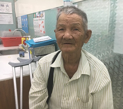 Cụ ông bán vé số dạo được tặng hàm răng giả