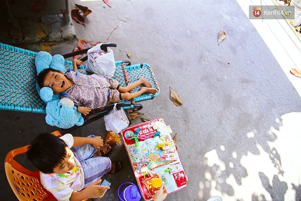 Cảnh sống thiếu trước hụt sau của hai anh em khuyết tật cùng mẹ lên Sài Gòn bán vé số mưu sinh - Ảnh 4.