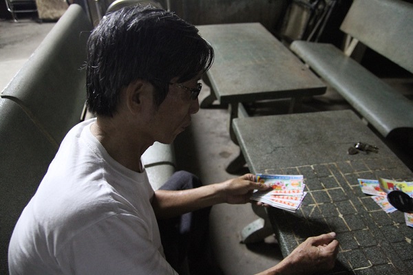 Người bán vé số dạo có duyên với số 82, 83, 84