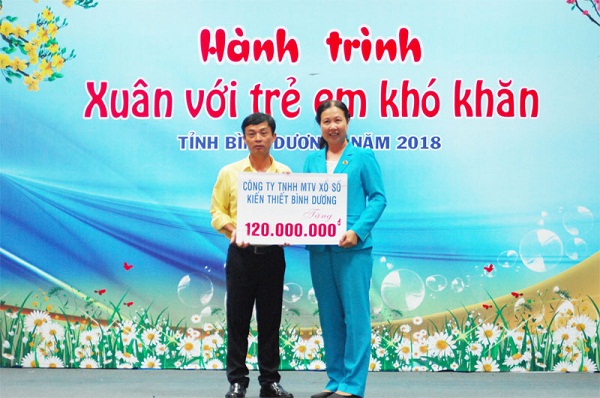 Công ty TNHH MTV Xổ số kiến thiết Bình Dương: Tặng học bổng cho 240 em nhỏ