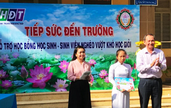 Công ty TNHH MTV Xổ số kiến thiết tỉnh Đồng Tháp trao học bổng “Tiếp sức đến trường” cho học sinh nghèo hiếu học