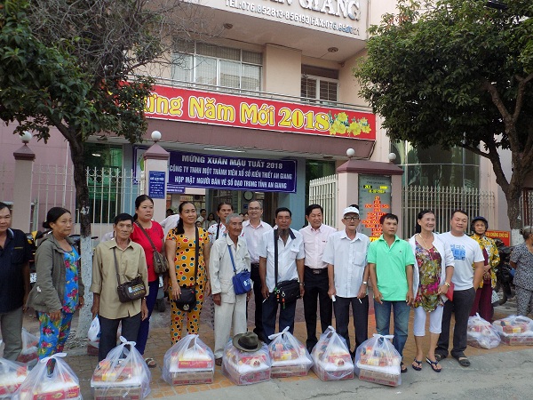 Công ty XSKT tỉnh An Giang: Họp mặt và tặng quà người bán vé số dạo