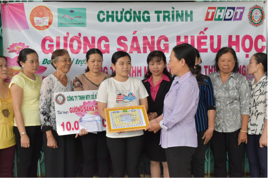 Công ty TNHH MTV Xổ số kiến thiết Đồng Tháp trao học bổng