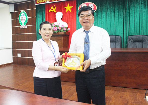 Đoàn cán bộ Đảng Nhân dân Cách mạng Lào đến thăm và làm việc tại Công ty TNHH MTV Xổ số kiến thiết Bến Tre