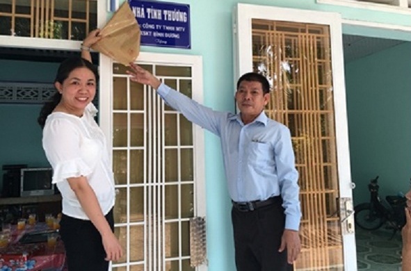 Trao tặng Nhà tình thương cho hộ nghèo gặp khó khăn về nhà ở