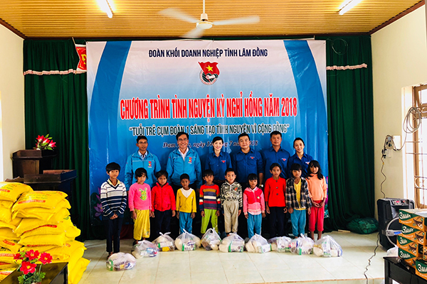 Đoàn cơ sở công ty XSKT Lâm Đồng: tham gia công tác xã hội tại Đạm Rông