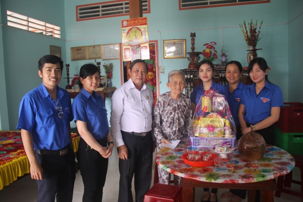 Công ty TNHH MTV Xổ số kiến thiết Tiền Giang đến thăm Mẹ Việt Nam Anh hùng và Gia đình chính sách