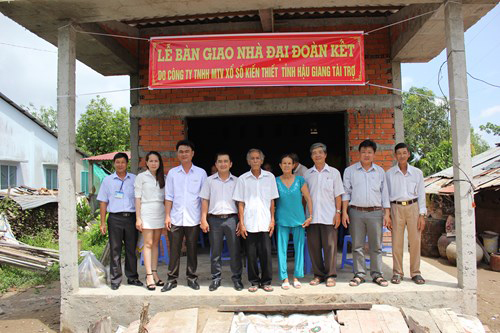 Công ty XSKT Hậu Giang: Trao nhà đại đoàn kết tại Vĩnh Long