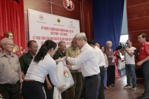 Công ty XSKT Đồng Nai: Thăm hỏi gia đình chính sách nhân ngày 27/7