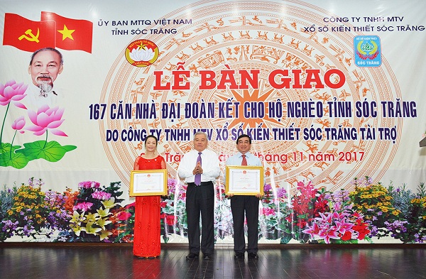 Công ty Xổ số kiến thiết Sóc Trăng bàn giao 167 căn nhà Đại đoàn kết cho hộ nghèo tỉnh Sóc Trăng