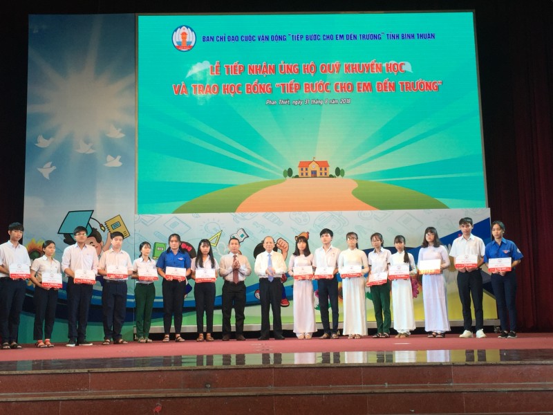 Lễ tiếp nhận ủng hộ, trao học bổng 