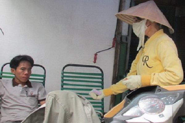 Tình đồng hương của người bán vé số