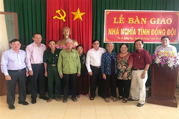 Công ty TNHH MTV Xổ số kiến thiết Đồng Tháp trao tặng nhà Nghĩa tình đồng đội cho Hội Cựu chiến binh tại Thị xã Hồng Ngự