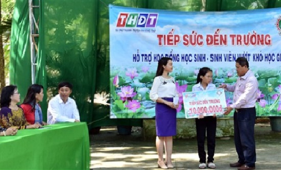 Đồng Tháp: Trao học bổng cho học sinh nghèo vượt khó
