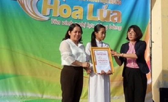 Xổ số kiến thiết Hậu Giang trao học bổng Hoa Lúa kỳ 124