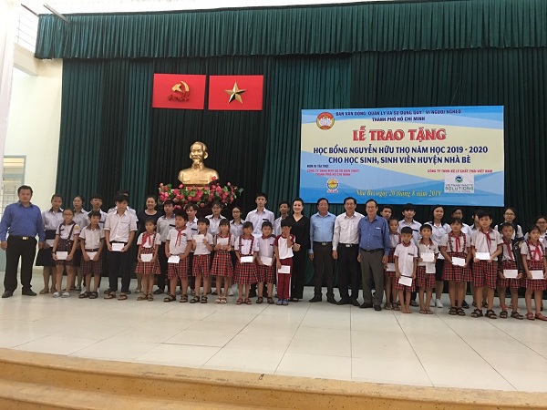 Công ty TNHH Một thành viên Xổ số Kiến thiết Tp.HCM: Trao học bổng cho học sinh nghèo hiếu học.