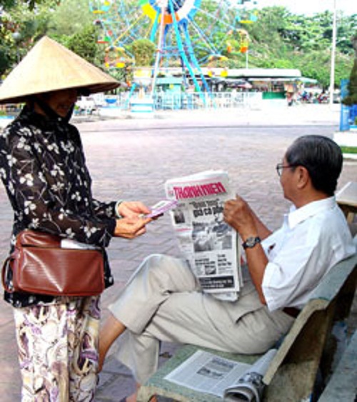 Vé số dạo… đắt hàng ngày Tết