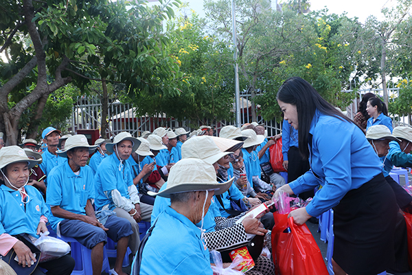 Công ty TNHH MTV Xổ số Kiến thiết Kiên Giang: Họp mặt và tặng quà Tết cho người vé số dạo