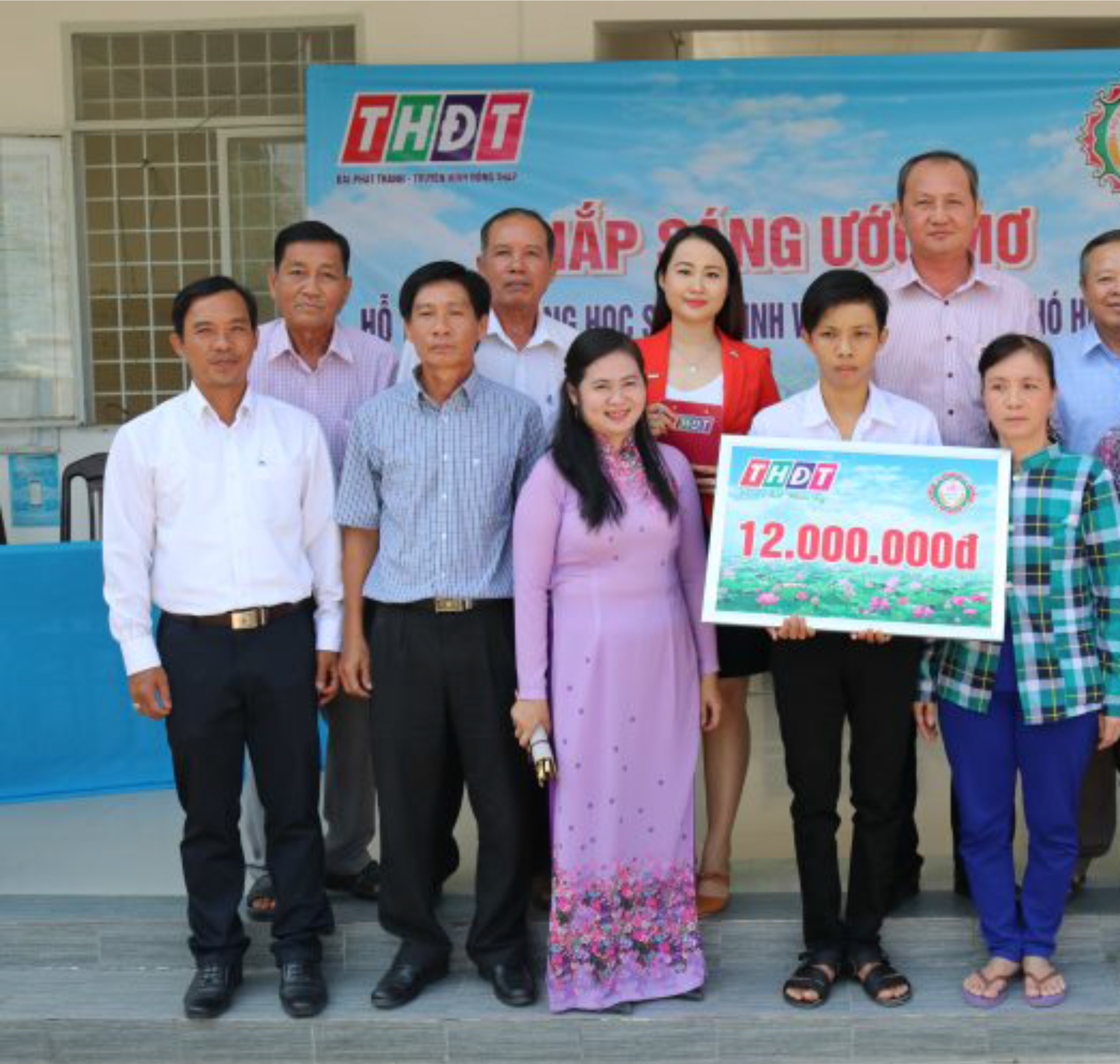 Công ty XSKT Đồng Tháp: Trao học bổng “Thắp sáng ước mơ” giúp học sinh nghèo vượt khó học tập tại xã Đốc Binh Kiều, huyện Tháp Mười