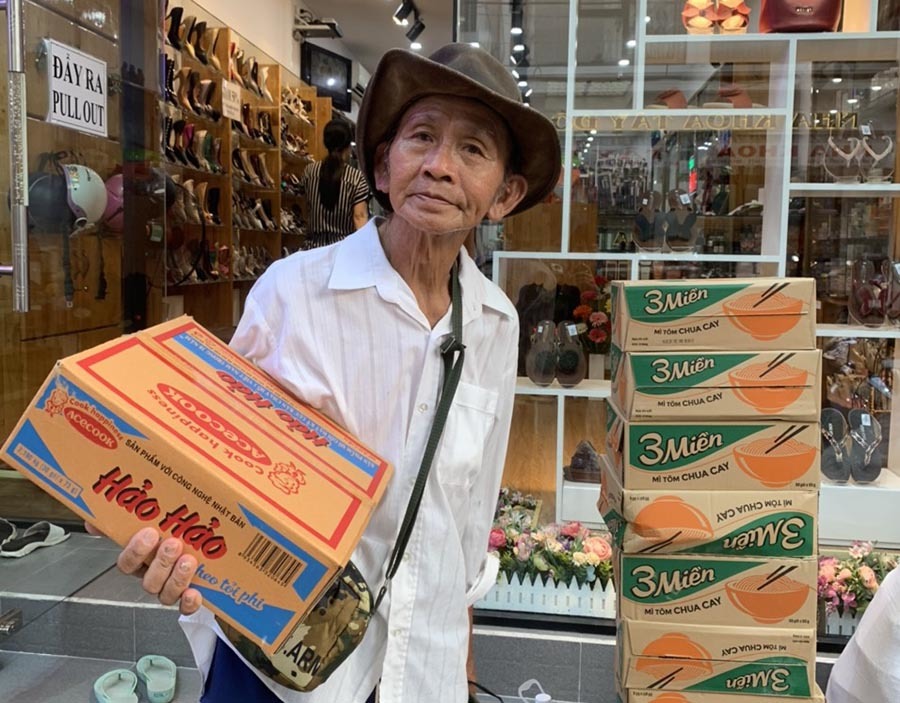 Chủ đại lý vé số ở Vĩnh Long hỗ trợ người bán vé dạo 50.000 đồng/ngày