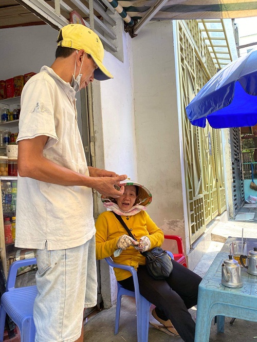 TP. Hồ Chí Minh: Người bán vé dạo 
