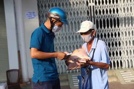 Cần Thơ hỗ trợ người bán vé số phần quà trị giá từ 500.000-700.000 đồng