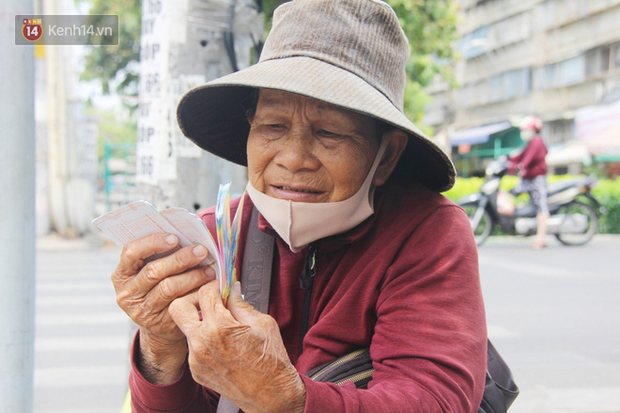 TPHCM: Người bán vé số bị ảnh hưởng do dịch COVID-19 được nhận tiền trước 8/4