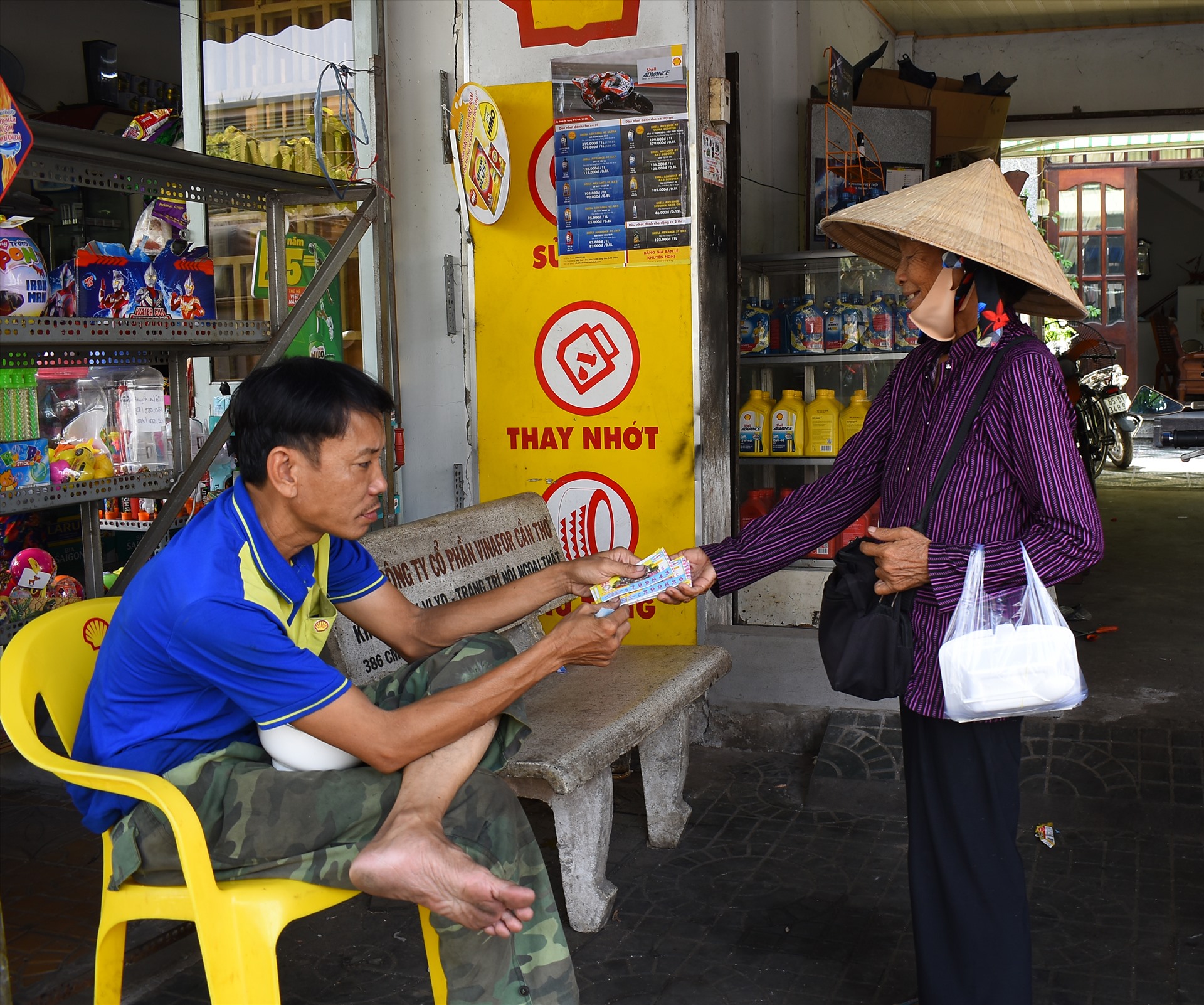 Điều hé lộ phía sau con số kinh phí hỗ trợ người bán vé số dạo ở TP.HCM