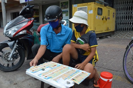 Đề nghị công ty xổ số Cà Mau hỗ trợ gần 2.200 người bán vé số lẻ - 1