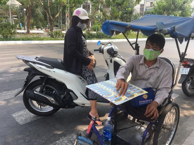 Hội đồng XSKT khu vực miền Nam hỗ trợ hơn 55 tỷ đồng cho người bán vé số và chống dịch Covid-19