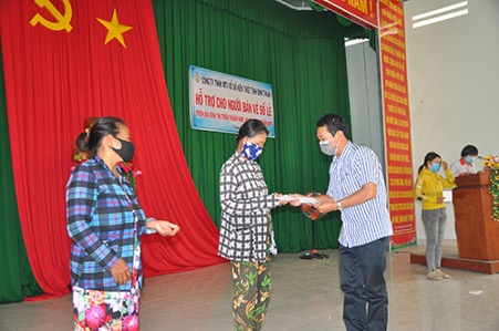 Công ty Xổ số Kiến thiết Bình Thuận trao tiền hỗ trợ cho người bán vé số ở Hàm Thuận Nam