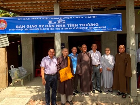 Công ty TNHH MTV Xổ số Kiến thiết Hậu Giang cùng Hội từ thiện chùa Linh Phước trao tặng 2 căn nhà Tình thương