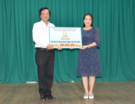 Công ty TNHH MTV Xổ số kiến thiết Tiền Giang hỗ trợ Bệnh viện ĐKTT Tiền Giang kinh phí phòng, chống Covid-19