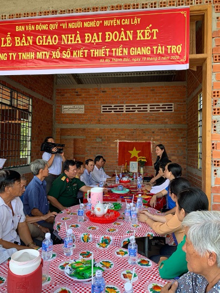 A group of people sitting at a tableDescription automatically generated