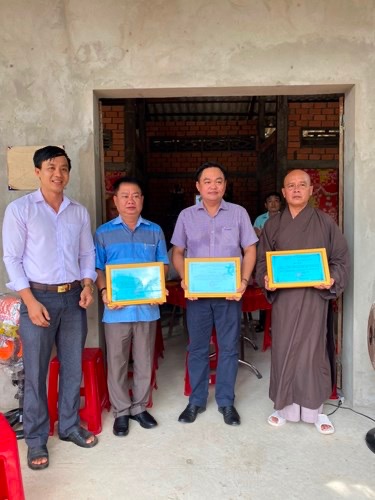 A group of people posing for the cameraDescription automatically generated