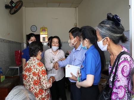 A group of people standing in a roomDescription automatically generated