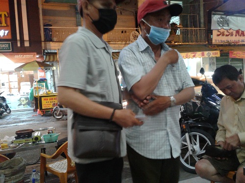 Vé số nâng bước người mù… thời Covid -19