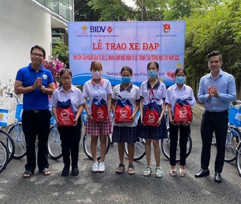 Chi Đoàn Thanh niên Xổ số kiến thiết trao xe đạp cho con của người bán vé số lẻ hiếu học có hoàn cảnh khó khăn và đạt thành tích trong học tập năm 2020