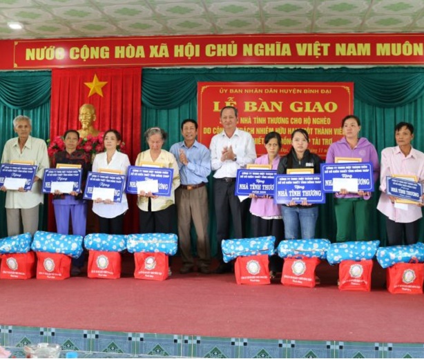 Công ty TNHH MTV Xổ số kiến thiết Đồng Tháp phối hợp với Công ty TNHH MTV Xổ số kiến thiết Bến Tre trao nhà tình thương