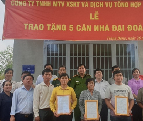 Công ty TNHH MTV Xổ số kiến thiết và Dịch vụ tổng hợp Bình Phước trao tặng 05 căn nhà Đại đoàn kết cho hộ nghèo tại tỉnh Tây Ninh.