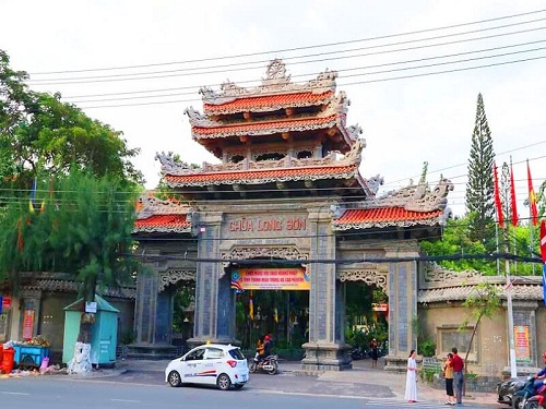 Linh thiêng chùa Phật Trắng Nha Trang.