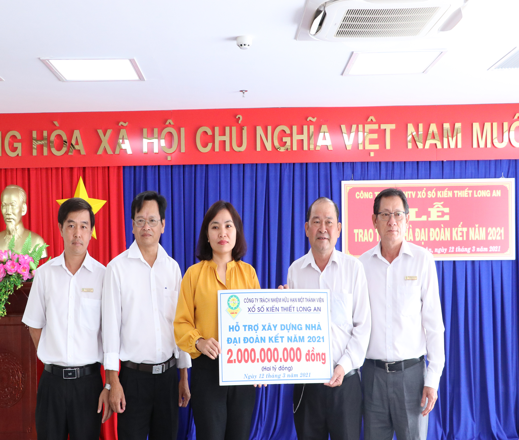 Công ty Xổ số Kiến thiết Long An trao 2 tỉ đồng xây nhà đại đoàn kết 2021