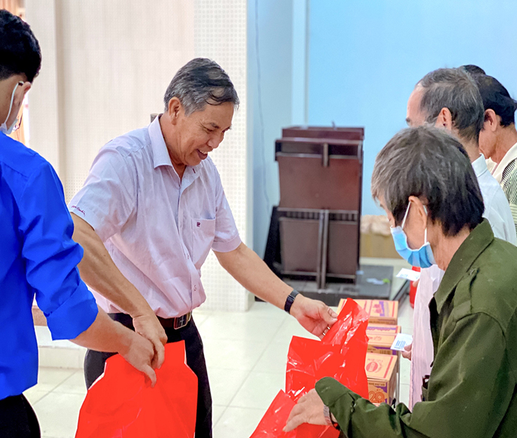 XSKT Bến Tre tổ chức hành trình về nguồn tặng quà gia đình chính sách