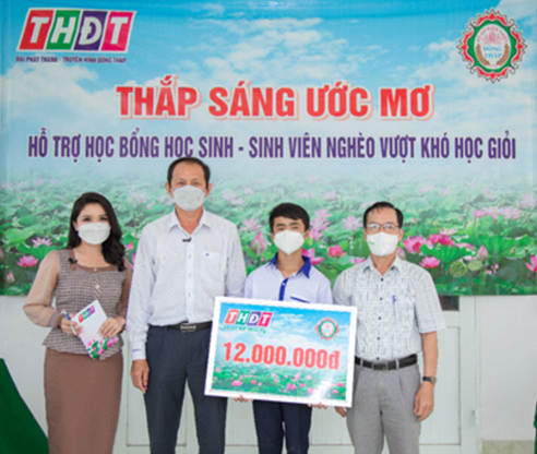 Công ty TNHH một thành viên Xổ số kiến thiết Đồng Tháp trao học bổng “Thắp sáng ước mơ” giúp học sinh vượt khó học tập tại xã Tân Hộ Cơ, huyện Tân Hồng