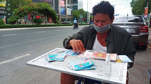 Bán vé số để có tiền chữa bệnh