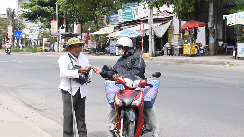 Đàn ông bán vé số dạo gia tăng