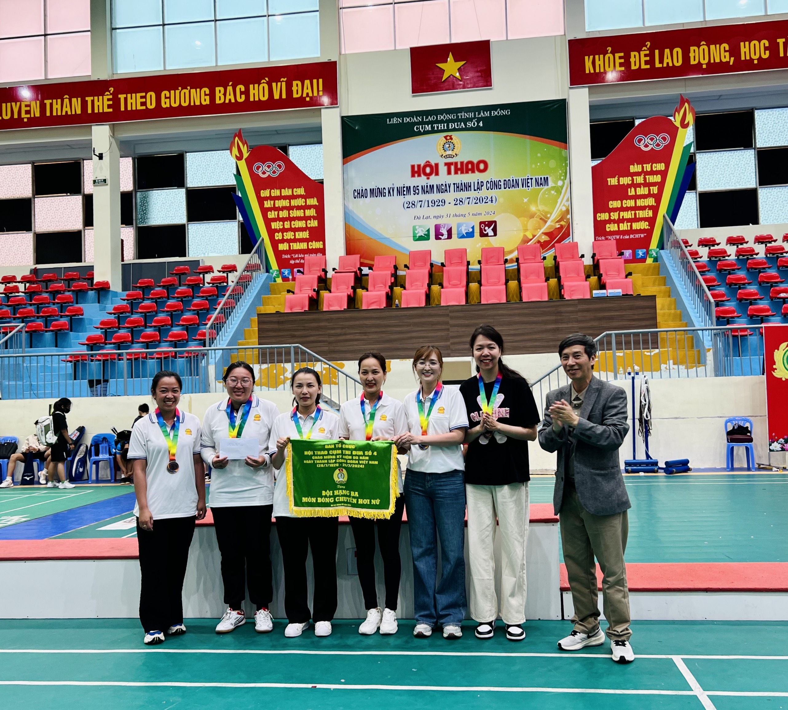 Trao giải bóng chuyền hơi nữ Trao giải bóng chuyền hơi nữ