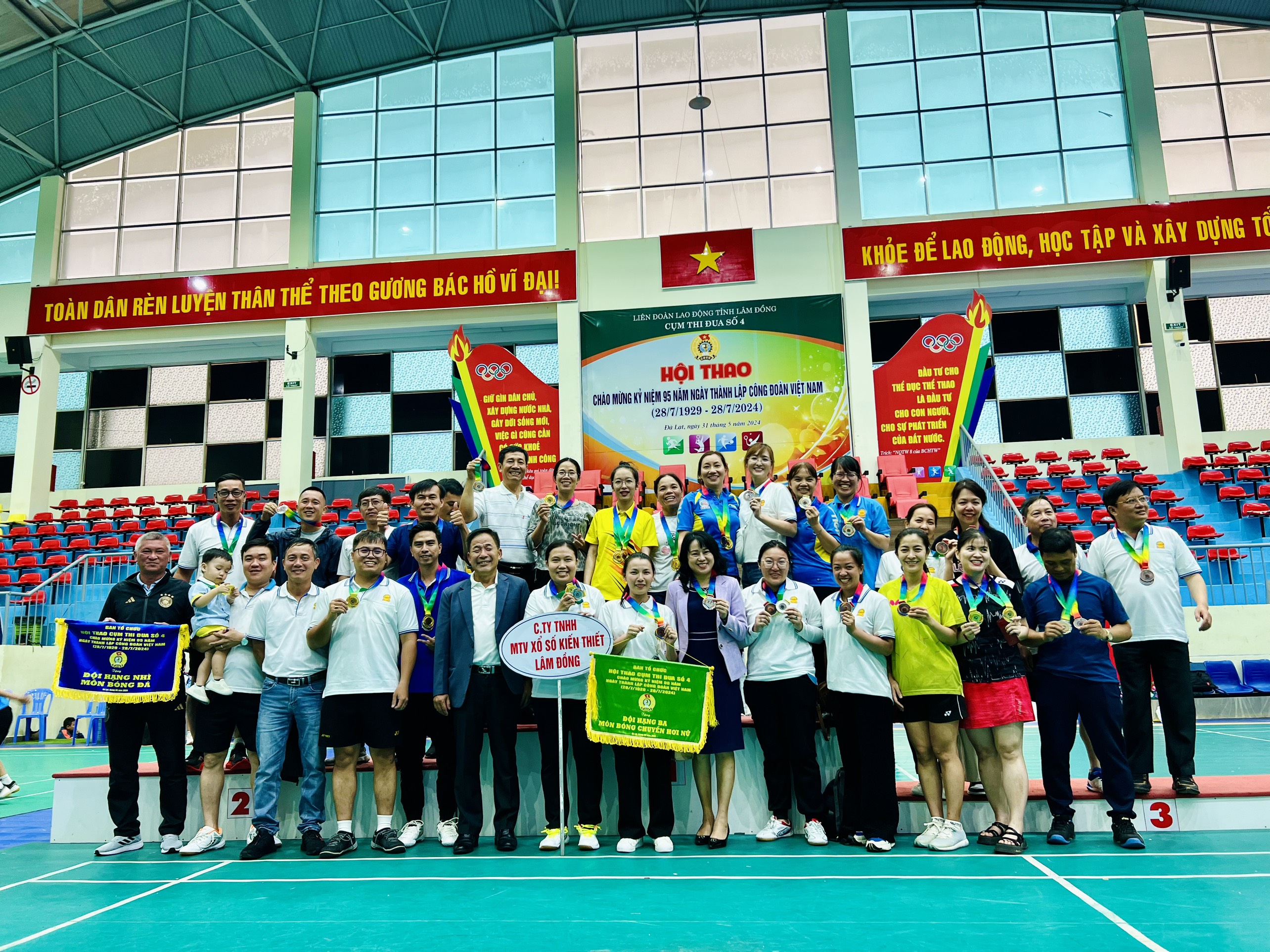 Tập thể vận động viên Công ty nhận giải Tập thể vận động viên Công ty nhận giải