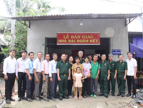 Công ty TNHH MTV Xổ số kiến thiết Tiền Giang: Bàn giao 02 căn “Nhà Đại đoàn kết” tại xã Thạnh Lộc, huyện Cai lậy.